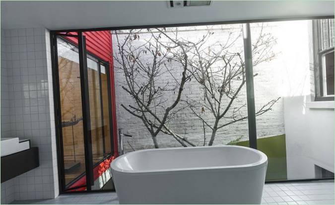 De badkamer in een Japans esdoorn huis in Australië