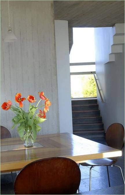 Details interieur: Vaas met tulpen op de woonkamertafel