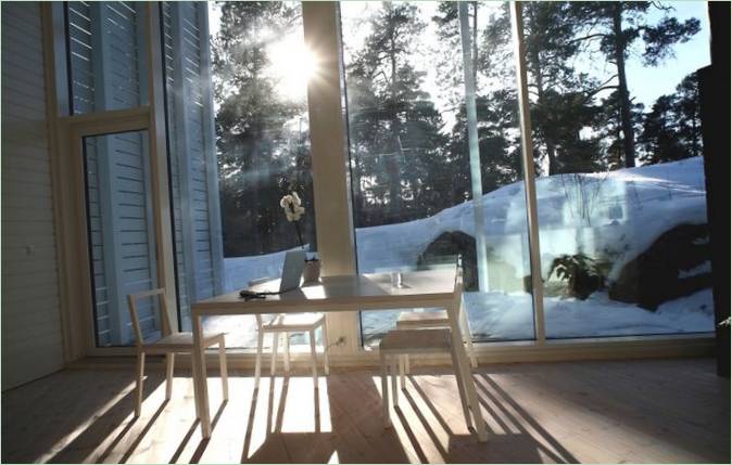 De eetkamer van een modern boshuis in Finland