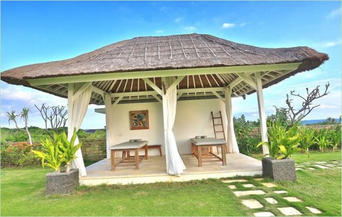 Een ongewone pergola bij Villa Ombak op Bali
