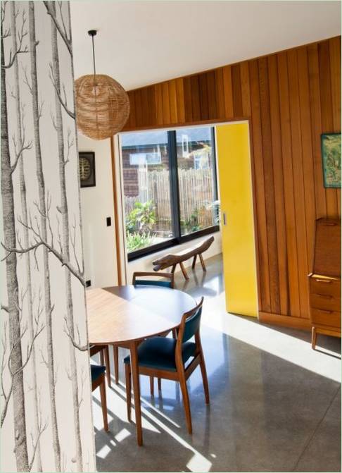 Gele schuifdeur tussen de keuken en de woonkamer