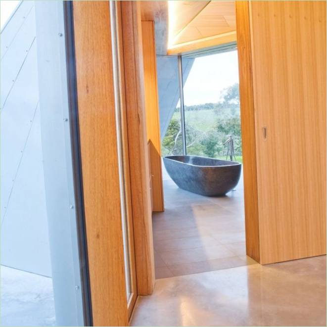 De badkamer van Villa Croft door James Stockwell Architects in Australië