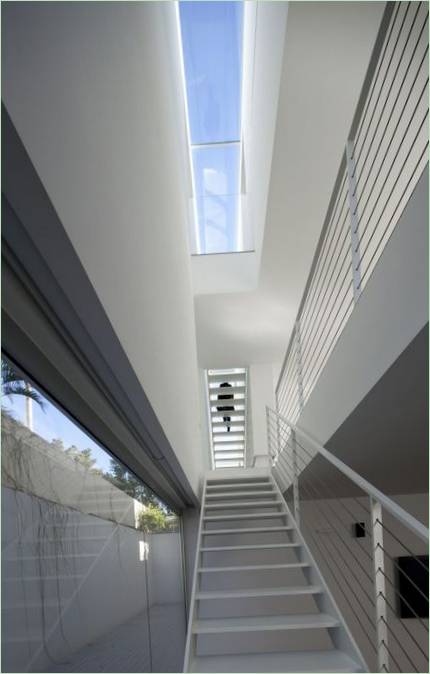 Witte trap naar de eerste verdieping van Afeka House