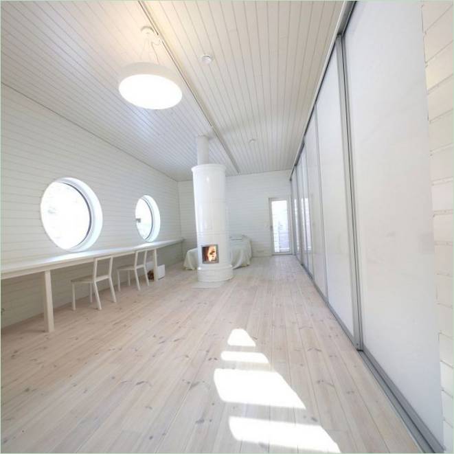 De slaapkamer van een modern boshuis in Finland