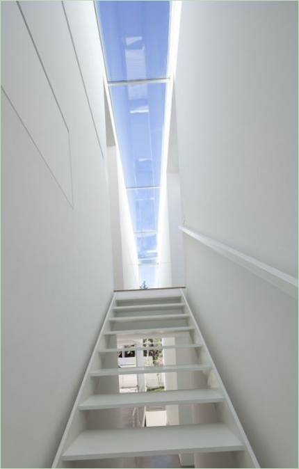 Witte trap naar eerste verdieping