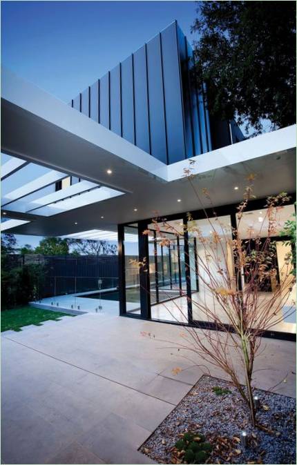 Ongebruikelijk modern ontwerp van een vrijstaand huis in de buitenwijken van Melbourne, Australië