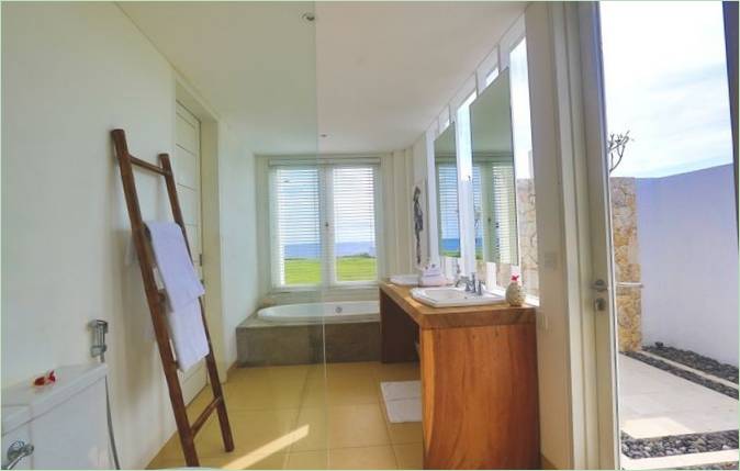 De eenvoudige badkamer van Villa Ombak op Bali