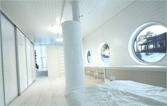 Slaapkamer van een modern boshuis in Finland