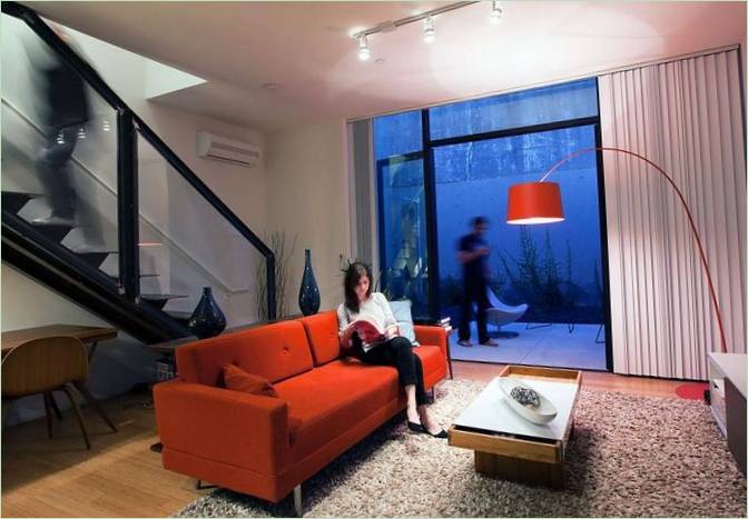 Modieuze woonkamer met lichte meubels