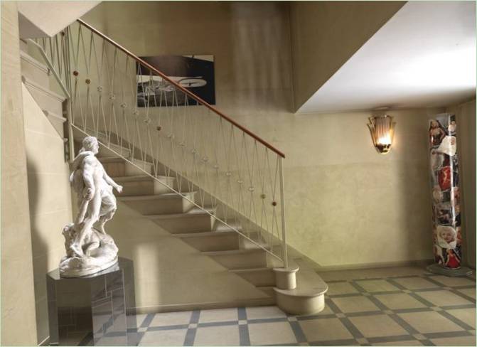 De grote trap en het antieke standbeeld van het Versace huis