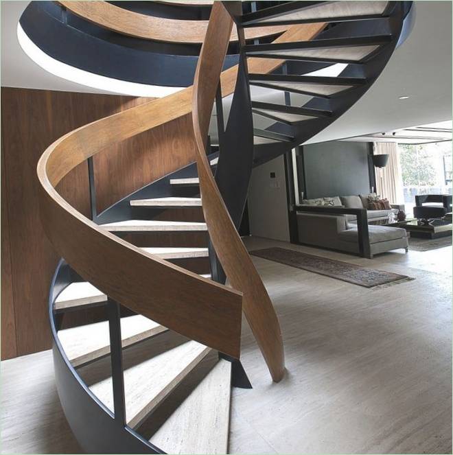 De trap naar de eerste verdieping in moderne stijl
