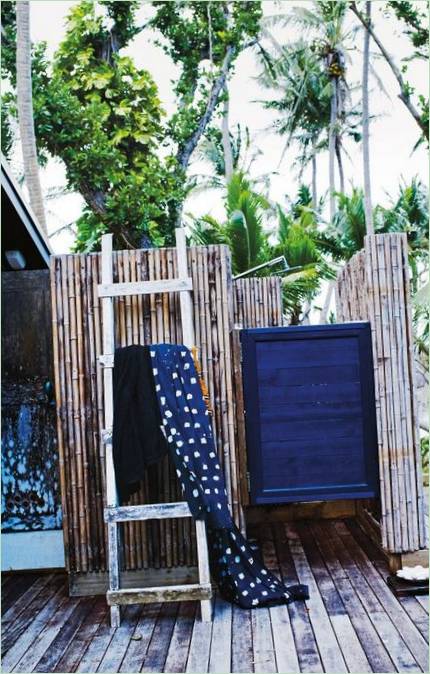 Bamboe douche met blauwe deur