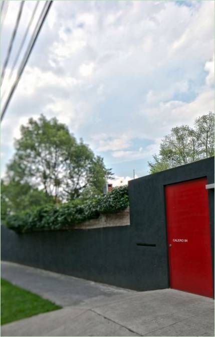 Origineel Casa Calero huis met een zwarte en rode gevel door DCPP arquitectos, Mexico City, Mexico