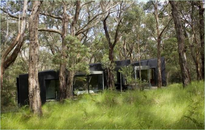 Het opmerkelijke ontwerp van Red Hill Cabin in het bos