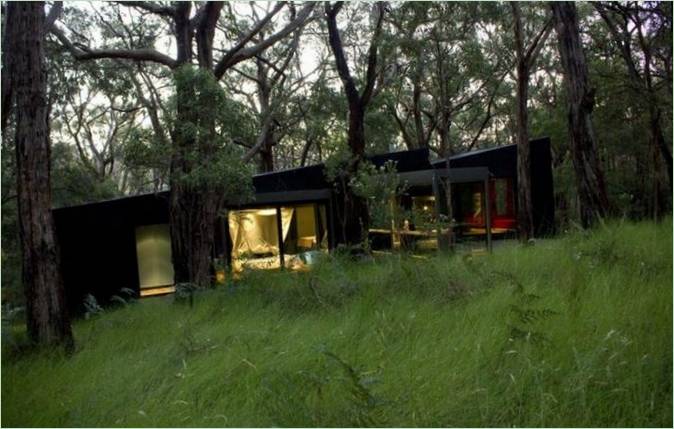 Een prachtig ontwerp van Red Hill Cottage in het bos
