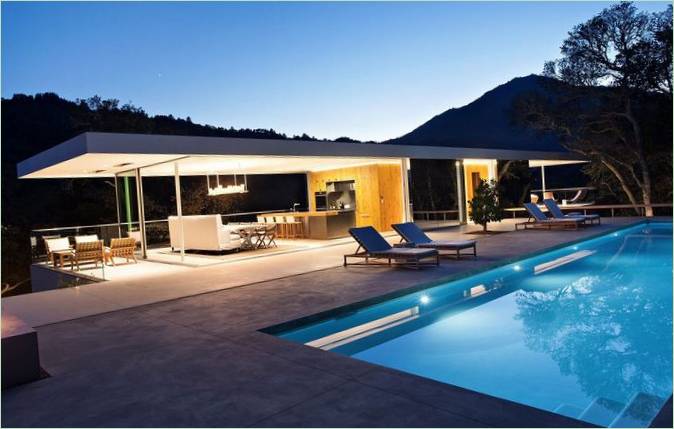 Avond zwembadverlichting bij Turner Residence in Californië