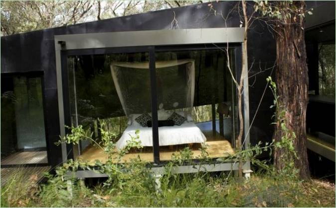 Het opmerkelijke ontwerp van Red Hill Cabin in het bos
