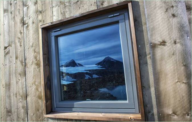 Rabothytta Cottages in de Noord-Noorse bergen: een weerspiegeling van het landschap in het raam