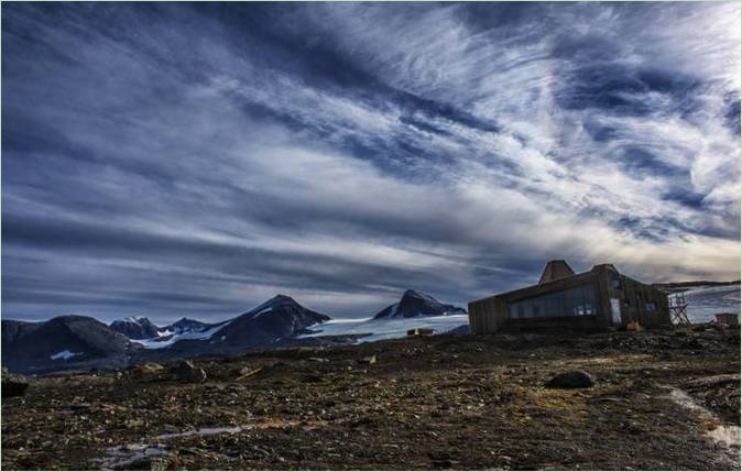 Rabothytta Cottages in de bergen: hutten onder een bewolkte hemel