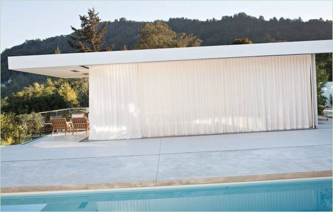Chique witte gordijnen voor de ramen van een dakpaviljoen in Californië
