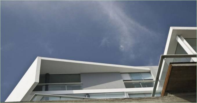 PC-huis met hoge plafonds en glazen wanden in Peru