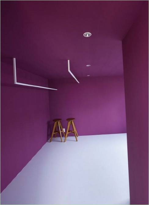 De muren hebben een rijke lila kleur