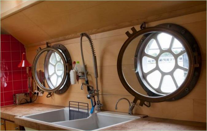 Transformatie van een drijvend schip in een boothuis door architectenbureau BBVH Rotterdam, Amsterdam, Nederland