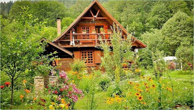 Traditioneel huis in Roemenië met landschap als achtergrond