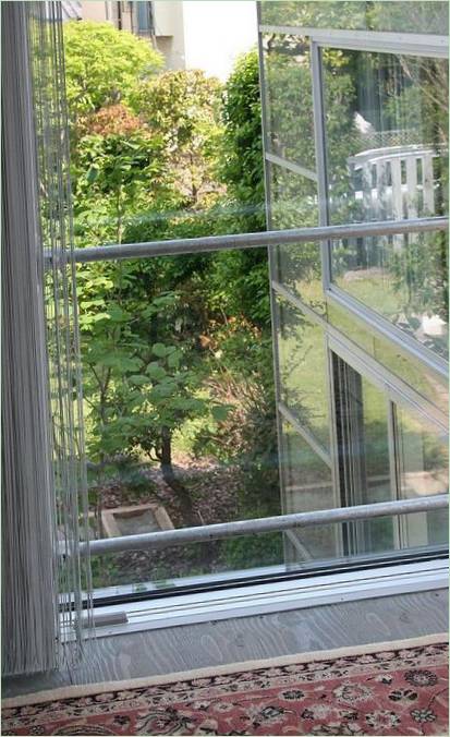 Tuinhuis ramen met uitzicht op binnenplaats