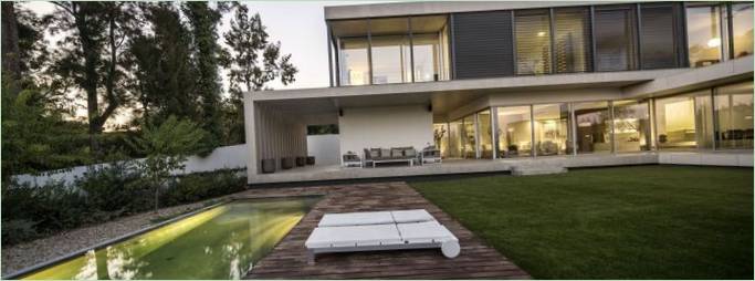 L-vormige woning met grote tuin en zwembad in Portugal