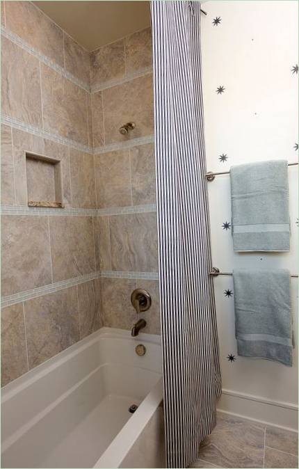 Landelijke badkamer in Craftsman-stijl in de VS