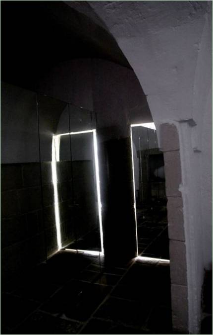 De transparante deuren van Residence Renovation door Ludovica+Roberto Palomba
