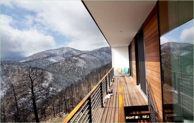 Een prachtig uitzicht op de besneeuwde bergen vanaf het houten balkon