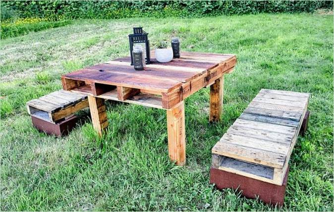 Een houten tafel in de tuin