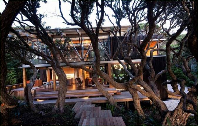 Het ontwerp van de unieke woning Under Pohutukawa door Herbst Architects