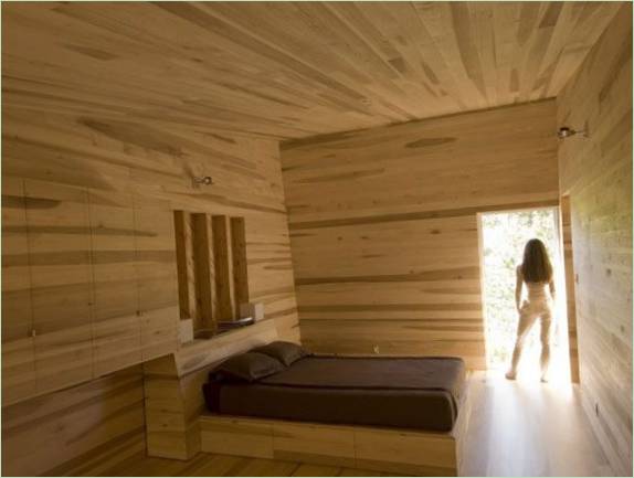 Bruin bed in met hout afgewerkte slaapkamer