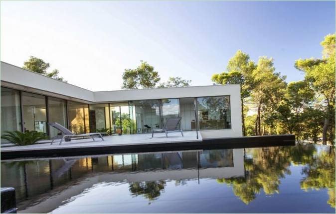 Swanky Pool Villa door Brengues &amp; Le Pavec architecten