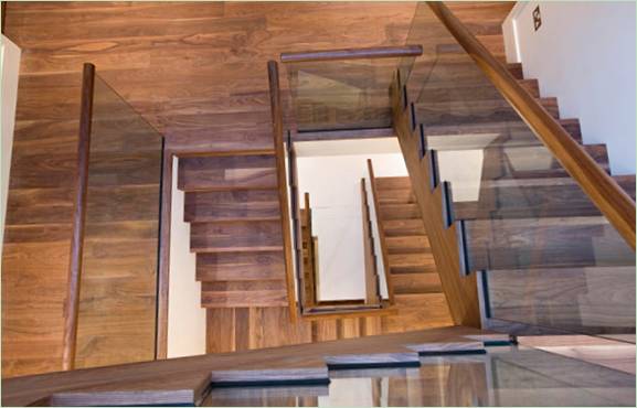 Houten trap met glazen overkappingen Grange View Residence in het Verenigd Koninkrijk