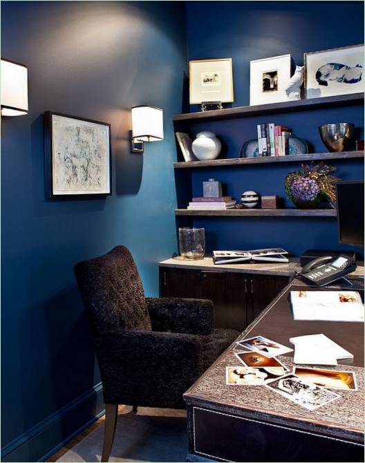 Blauwe muren in een creatief kantoor