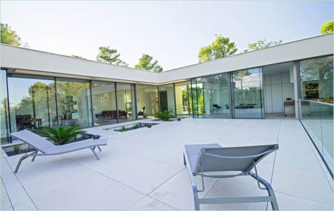 Luxe villa met zwembad door Brengues &amp; Le Pavec architecten