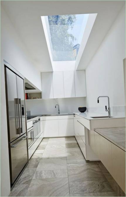 Een glazen plafond boven een lichte keuken