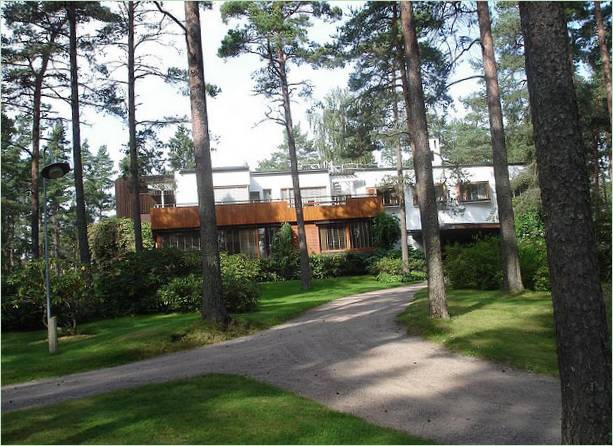 Het exterieur van Villa Mairea door Alvar Aalto