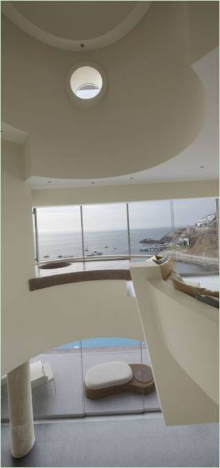Interieurontwerp van Veronica Beach House met geweldig uitzicht op de kust in Lima, Peru