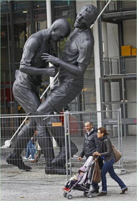 Een standbeeld van een woedende Zidane bij het Centre Pompidou in Parijs