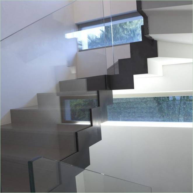Originele trap met glazen leuningen bij Villa in Mendrisio in Zwitserland