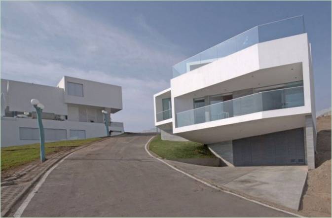 Een volumineus huis met uitzicht op zee