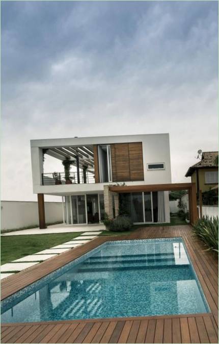 Stijlvol ontwerp van een gezinswoning met zwembad in Porto Alegre