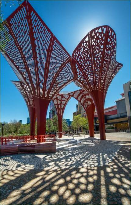 Het ontwerp van een modern park. De metalen sculpturen vormen de hoofdgedachte van het hele park