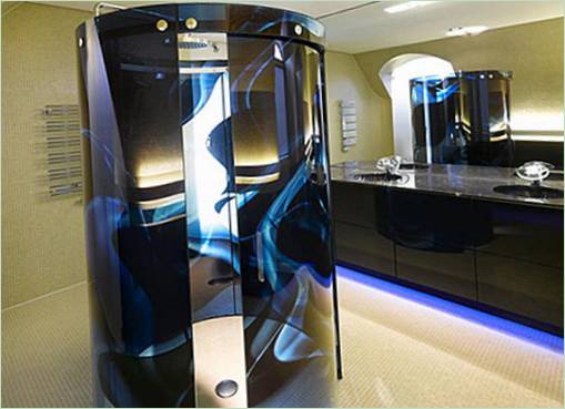 De futuristische douchecabine in de badkamer