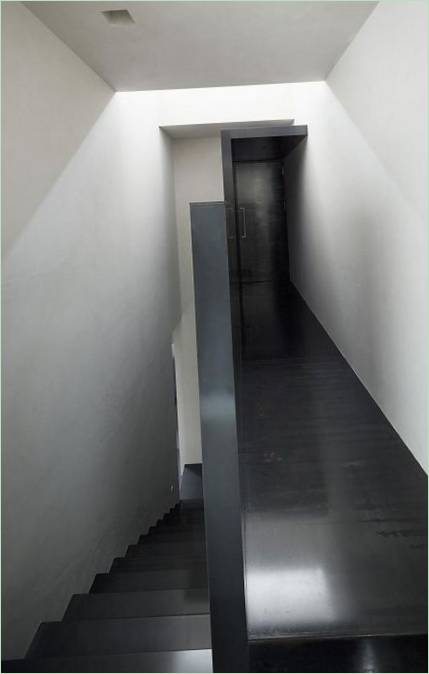 Zwarte trap naar de eerste verdieping